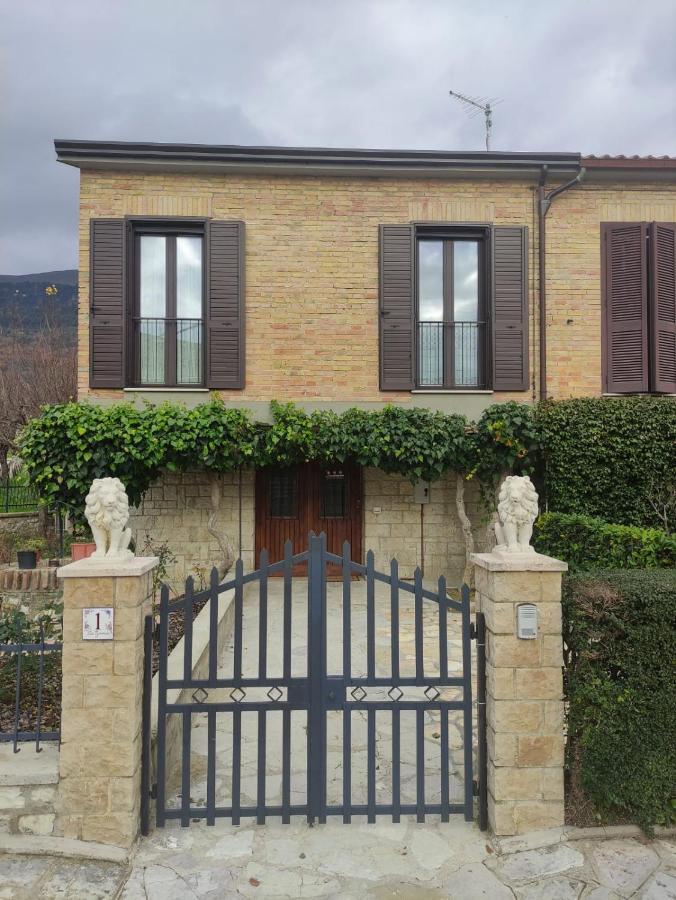 La Casetta Al Teatro Romano Gubbio Exterior foto